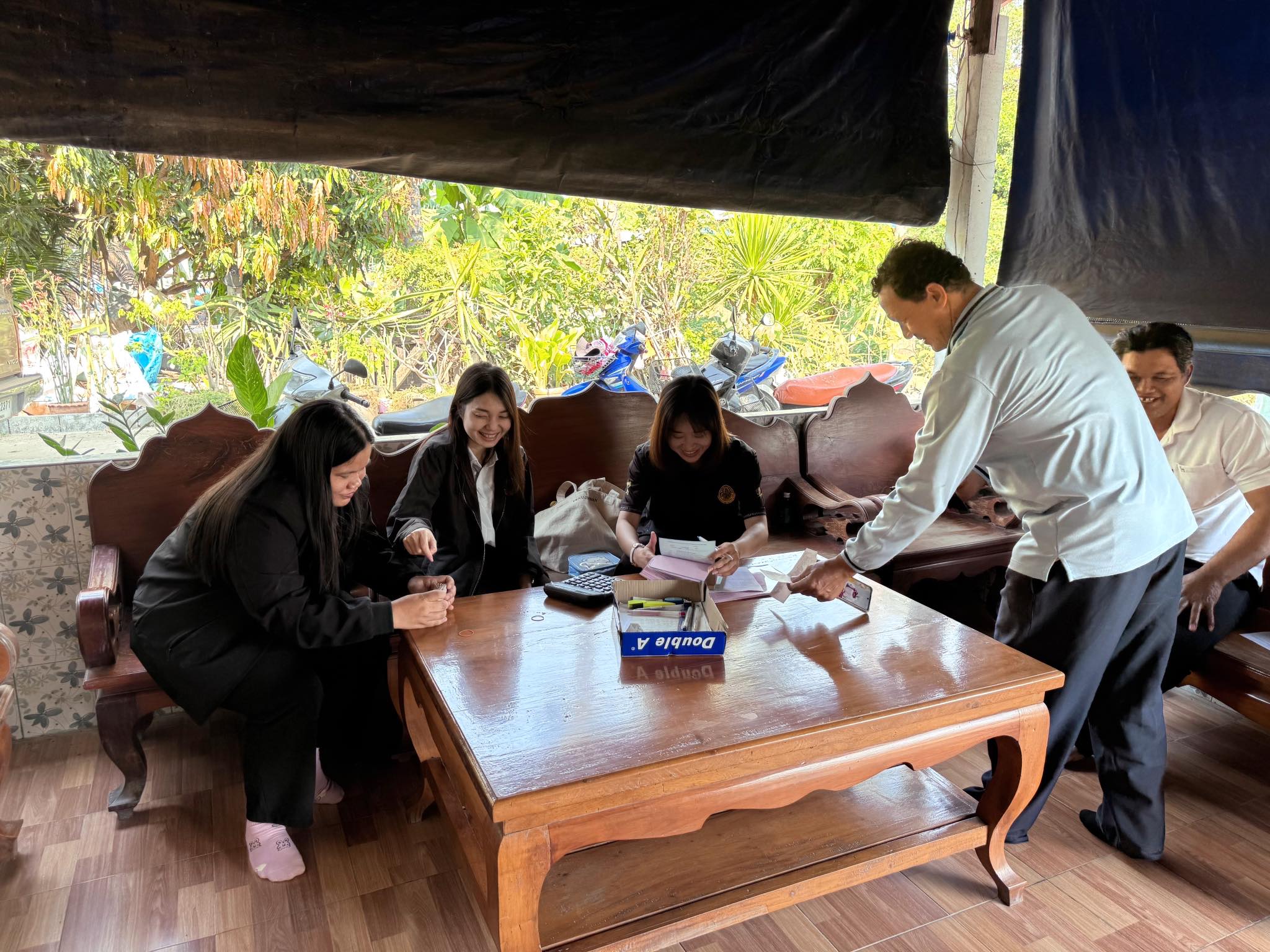 title - ส.ป.ก.อ่างทอง ลงพื้นที่ให้บริการรับชำระเงินกู้ยืมและประชาสัมพันธ์เงินกองทุนการปฏิรูปที่ดินเพื่อเกษตรกรรมแก่เกษตรกร